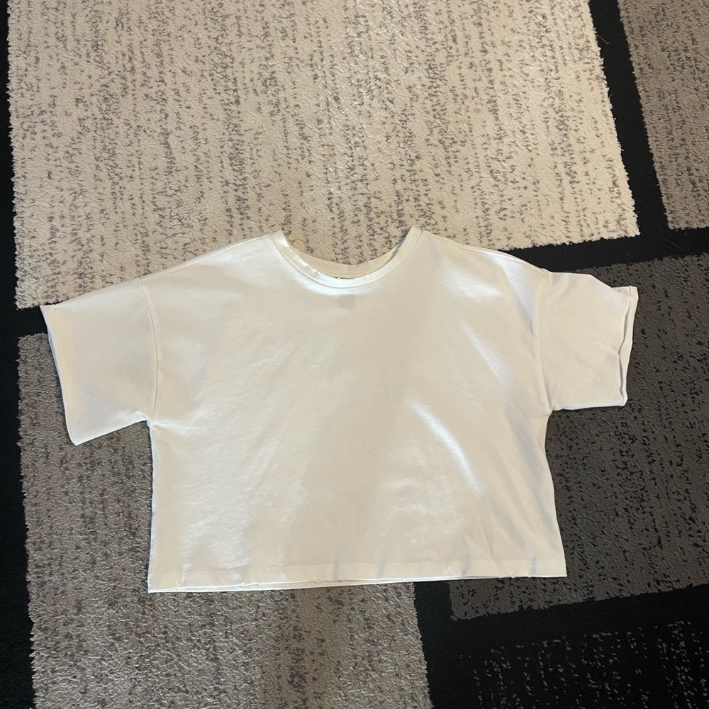 Forever 21 Women’s white cropped tshirt *WITH DISTRESSED COLLAR**